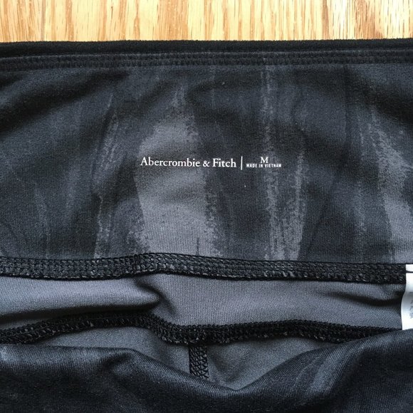 Abercrombie & Fitch Black Pattern Active Leggings - Picture 3 of 3